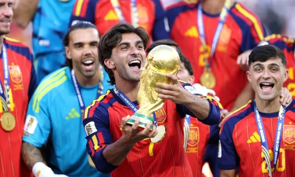 Jugador de España levantando la Copa del Mundo