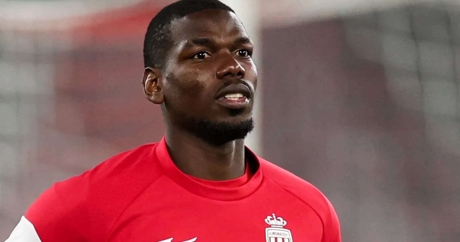 Jugador entrenando con camiseta roja del AS Monaco