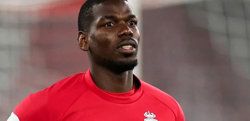 Jugador entrenando con camiseta roja del AS Monaco