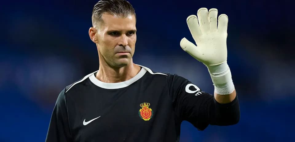 Portero de Mallorca saludando antes del partido