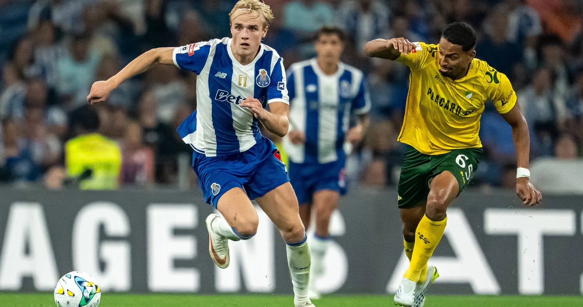 Jugador del Porto persiguiendo el balón en el partido