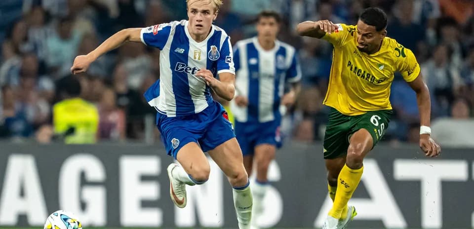 Jugador del Porto persiguiendo el balón en el partido