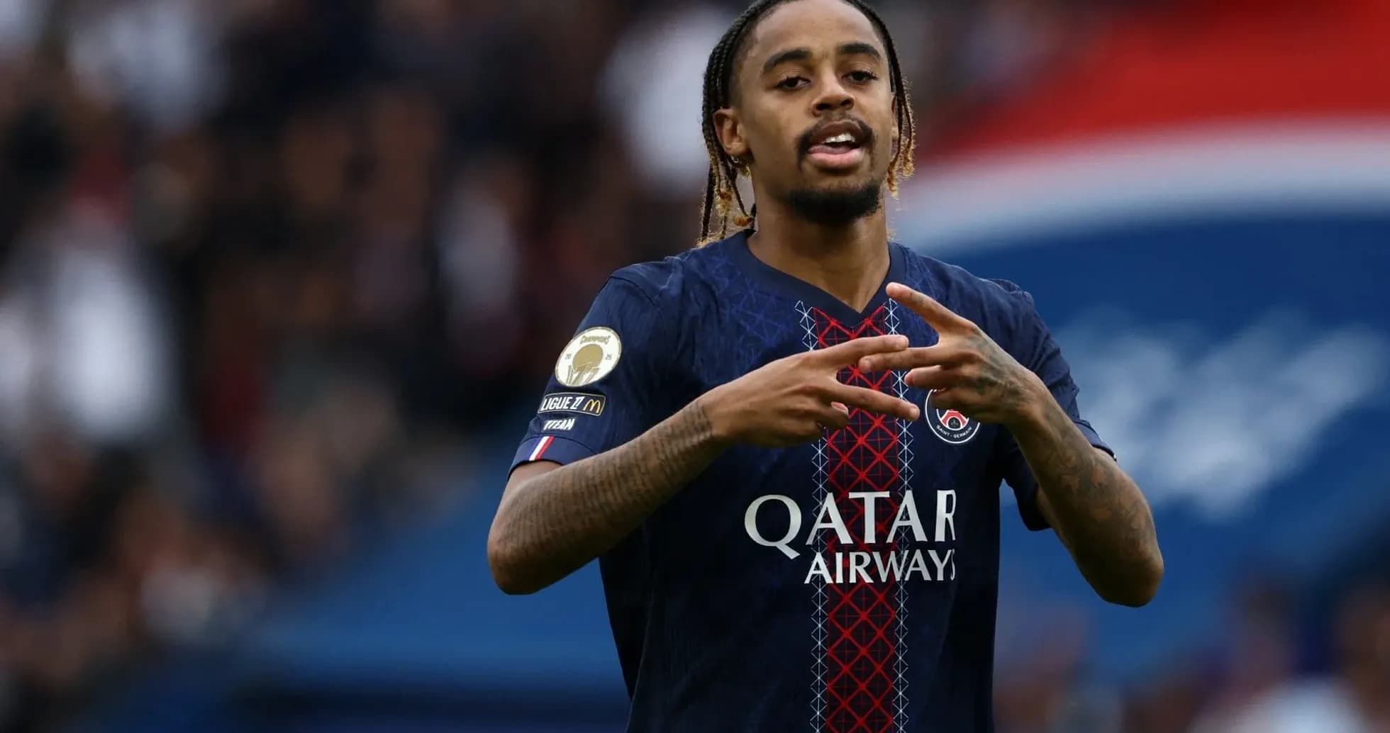 Jugador de PSG señalando durante el partido