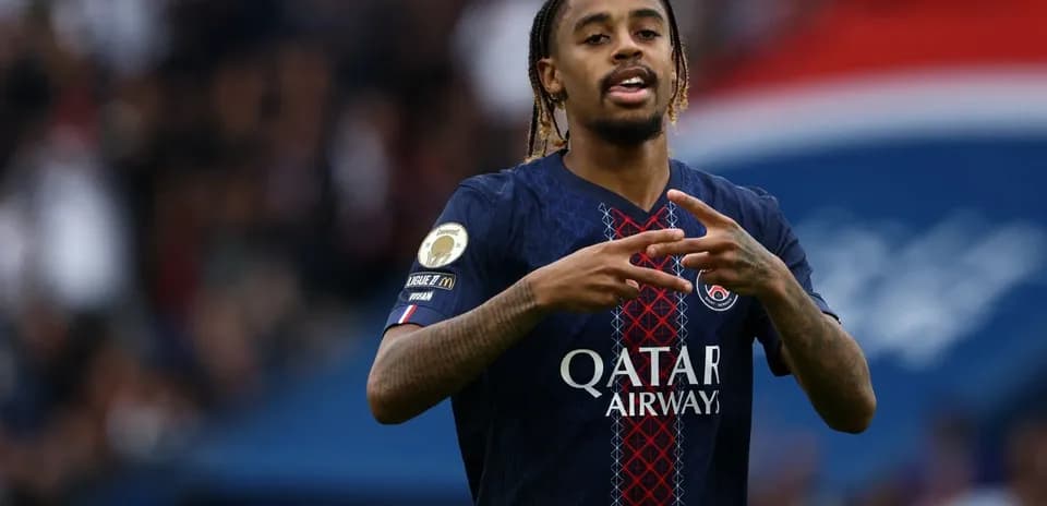 Jugador de PSG señalando durante el partido