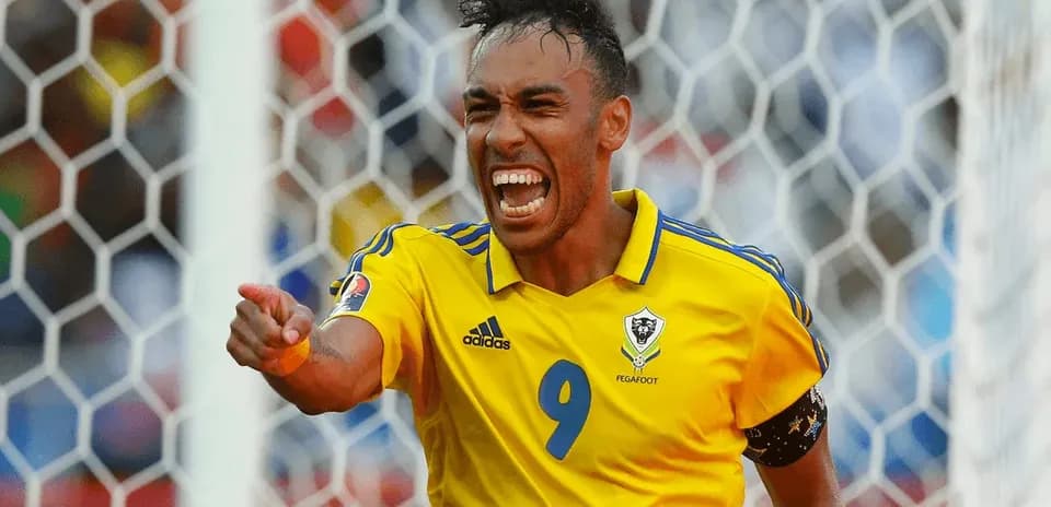 Jugador celebrando un gol frente a la portería
