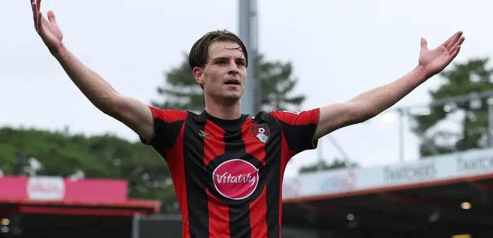 Jugador de Bournemouth celebrando con brazos levantados