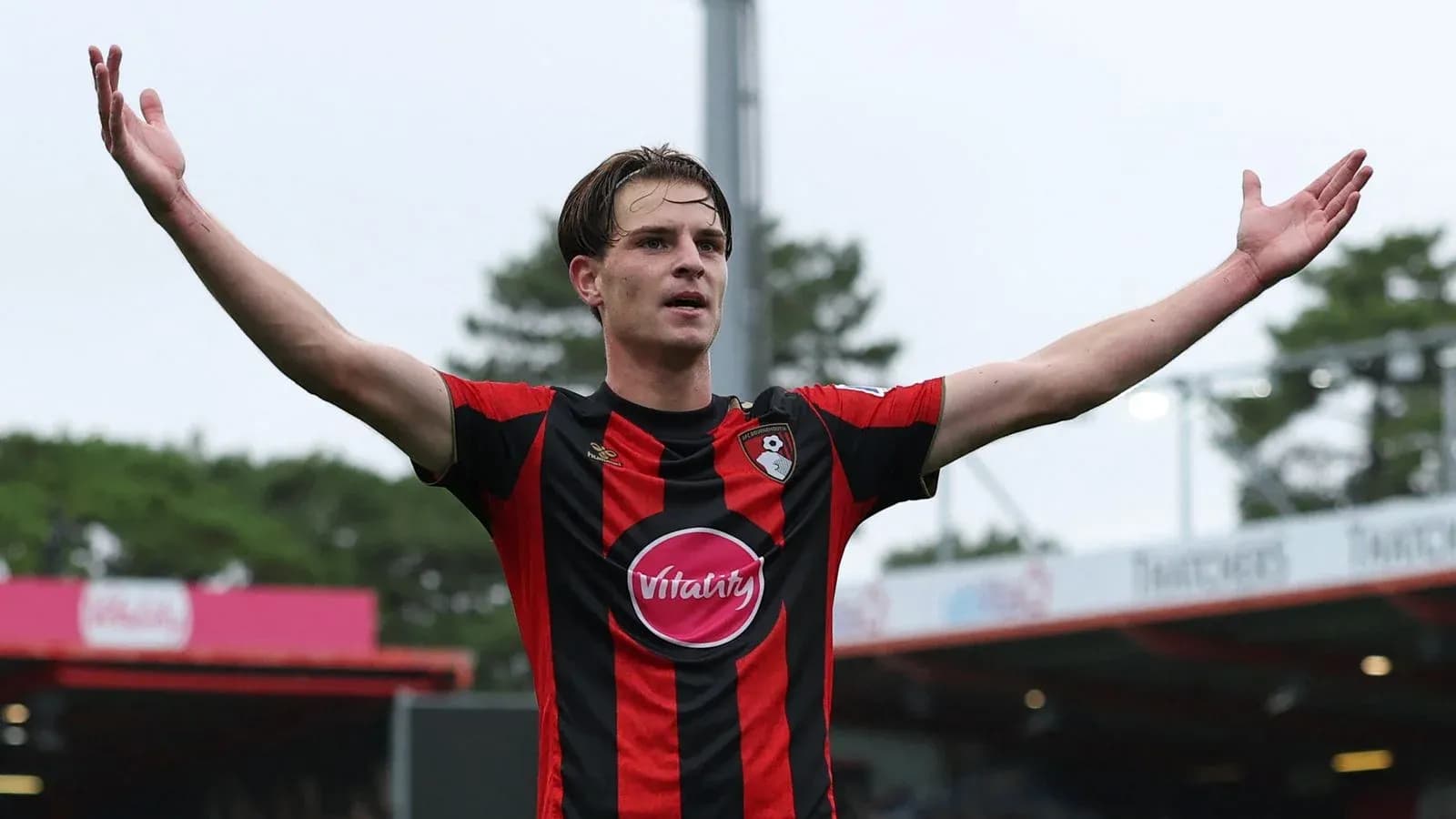 Jugador de Bournemouth celebrando con brazos levantados