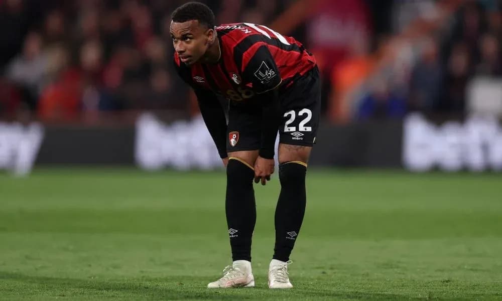 Jugador de Bournemouth en posición de descanso durante el partido