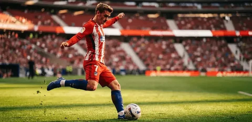 Jugador de Atlético de Madrid pateando el balón en el campo