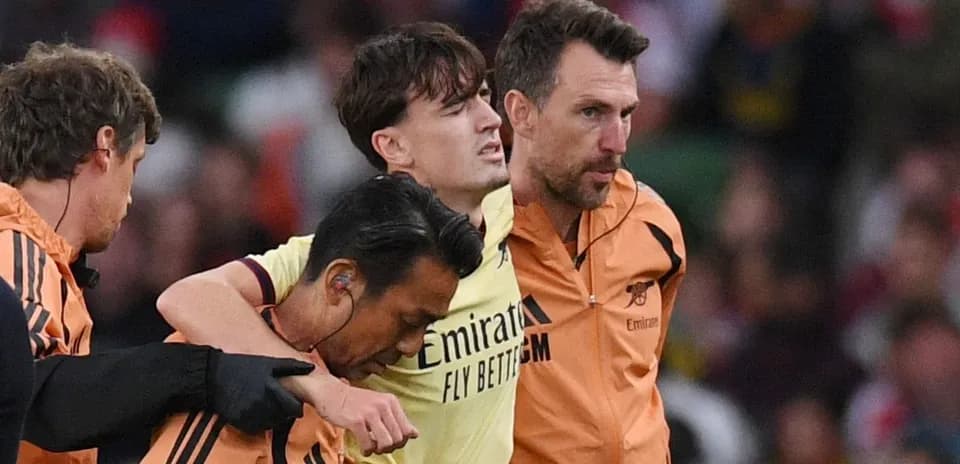 Jugador siendo ayudado por el personal médico en el campo