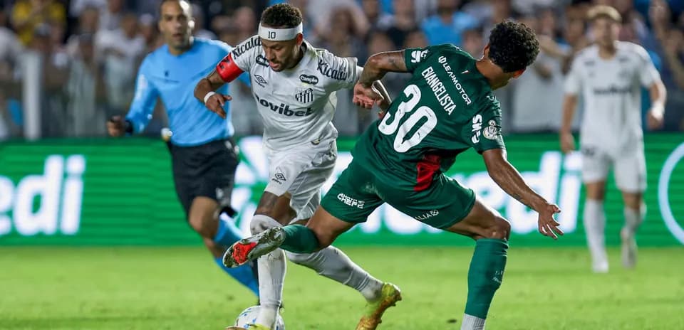 Jugador de Santos driblando a defensor rival en partido