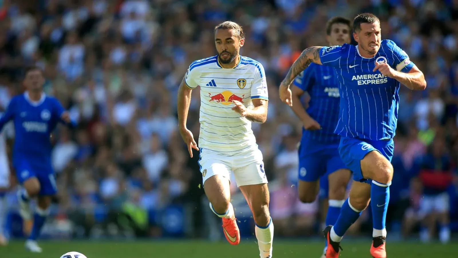 Jugador de Leeds United corriendo con el balón