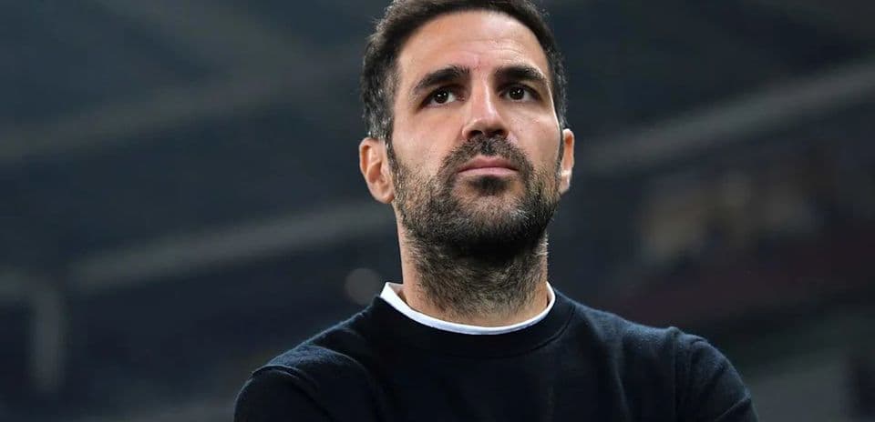 Entrenador observando el partido desde la línea de banda