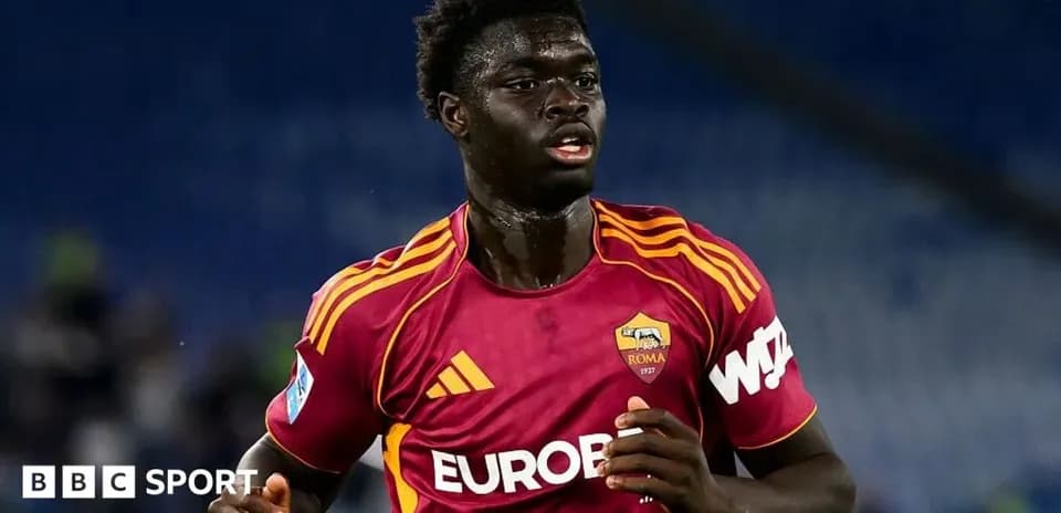 Jugador de AS Roma corriendo en el campo