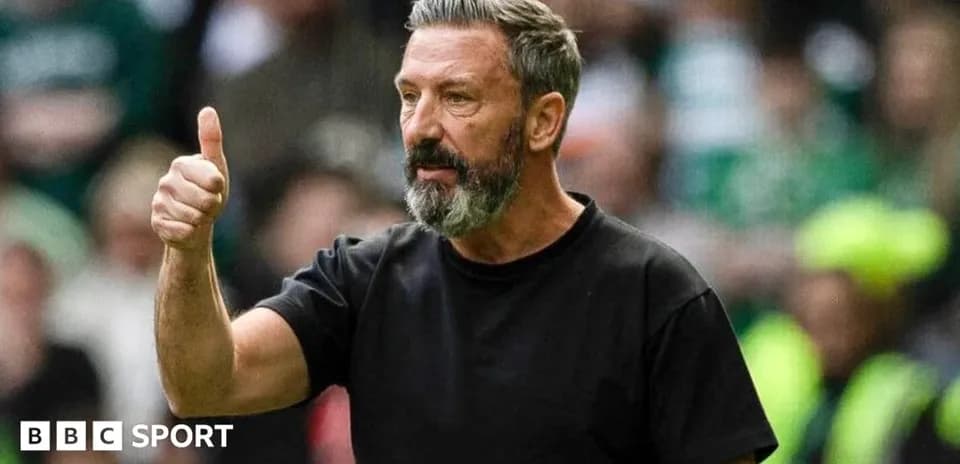 Entrenador dando un pulgar arriba en el partido