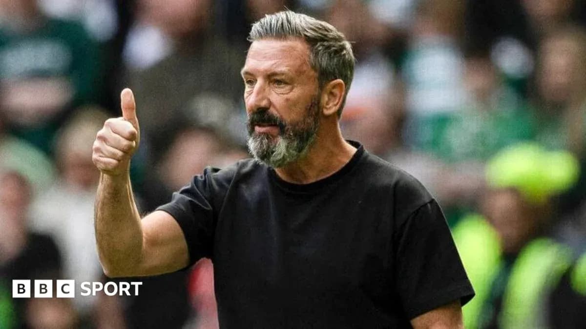Entrenador dando un pulgar arriba en el partido