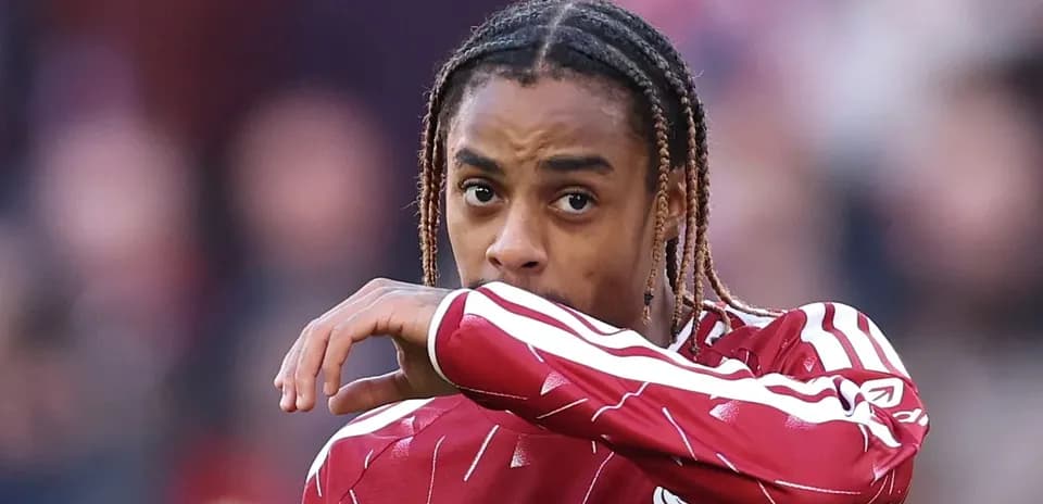 Jugador de Liverpool con camiseta roja durante partido