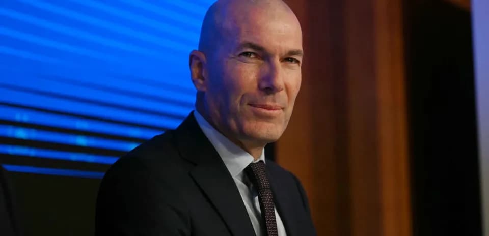Hombre de traje sentado en conferencia de prensa