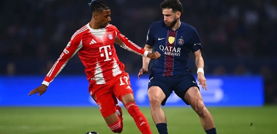 Jugadores de Bayern y PSG luchando por el balón