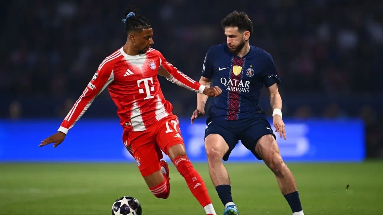 Jugadores de Bayern y PSG luchando por el balón