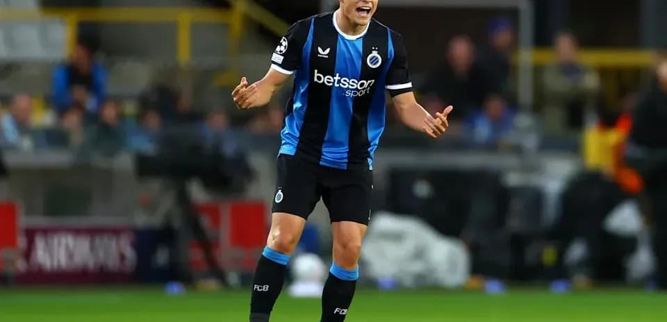 Jugador de Club Brugge protestando durante el partido