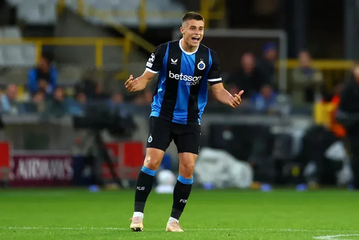 Jugador de Club Brugge protestando durante el partido