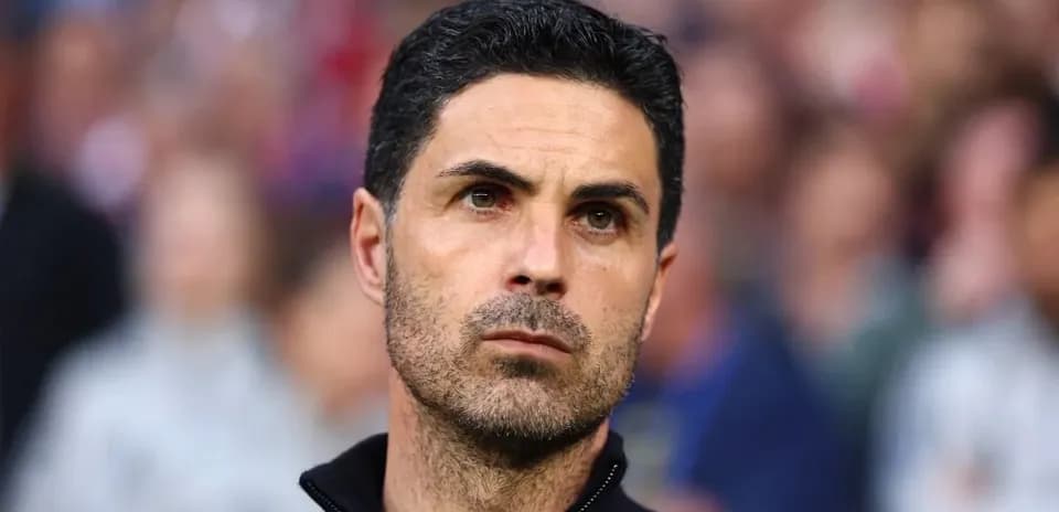 Entrenador observando el partido desde la línea de banda