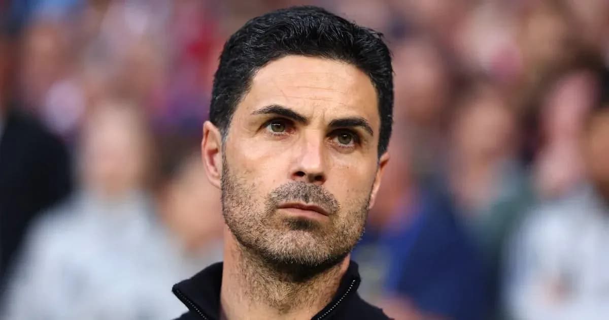 Entrenador observando el partido desde la línea de banda