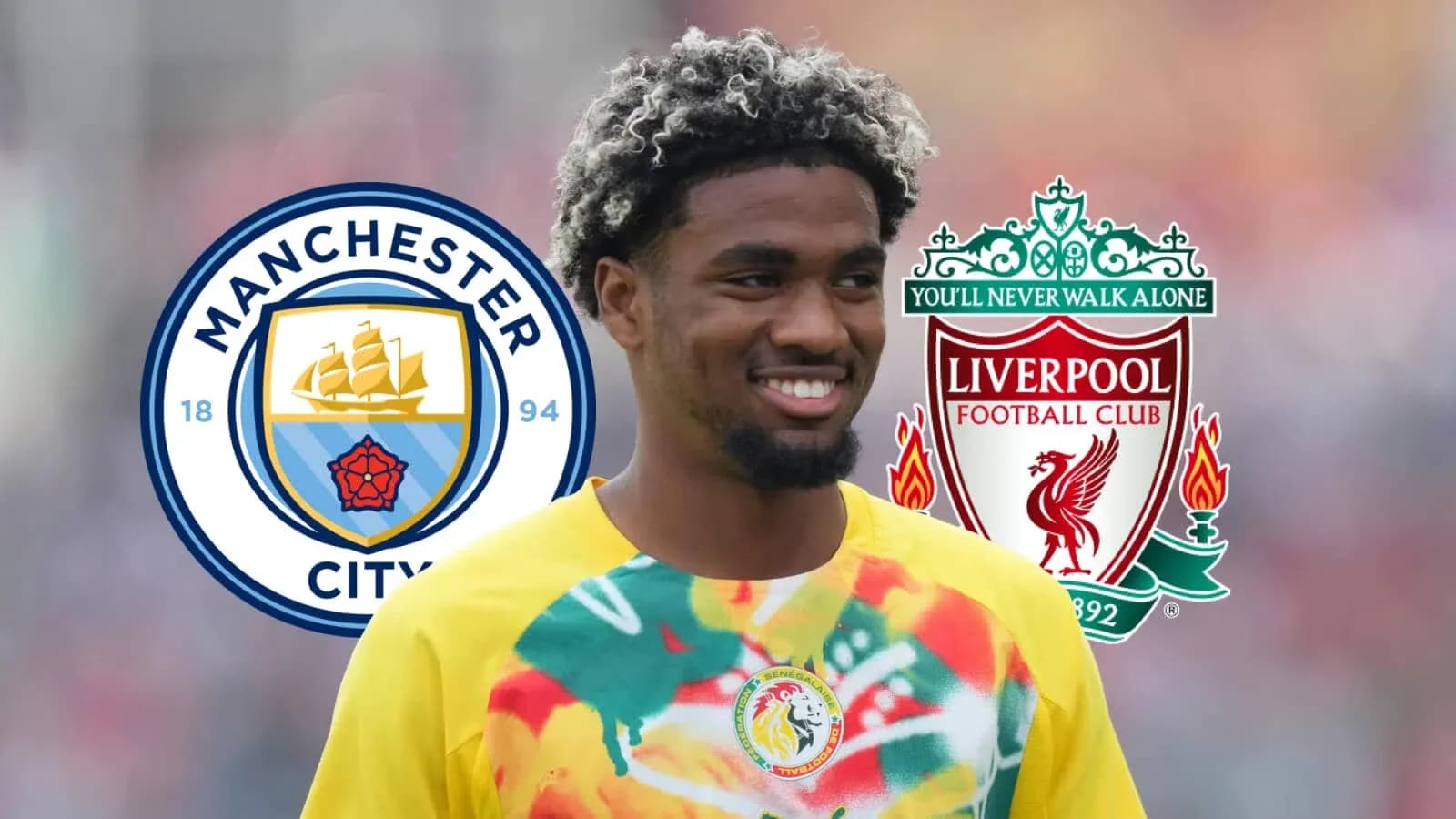 Jugador sonriendo con logos de Manchester City y Liverpool