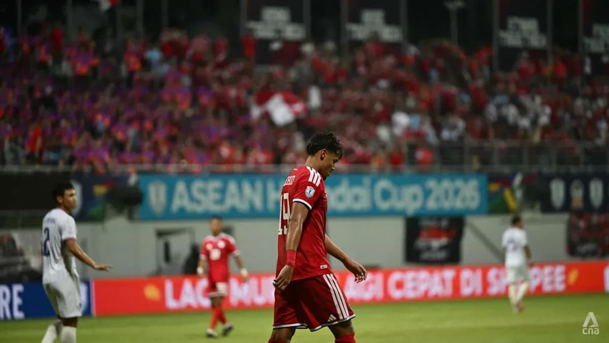 Jugador caminando cabizbajo en partido de fútbol