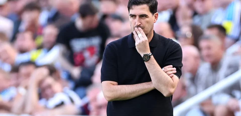 Entrenador observando el partido en la grada