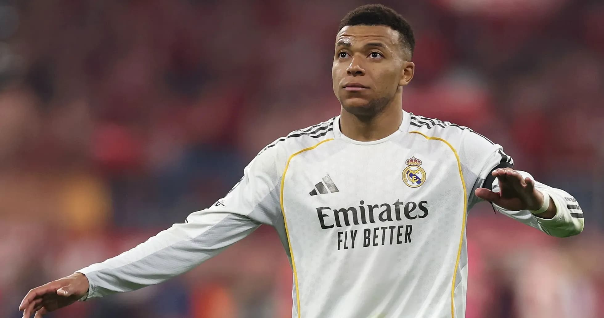 Jugador de Real Madrid gesticulando en el campo
