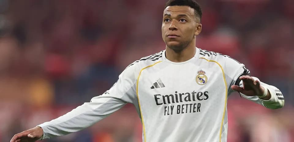 Jugador de Real Madrid gesticulando en el campo
