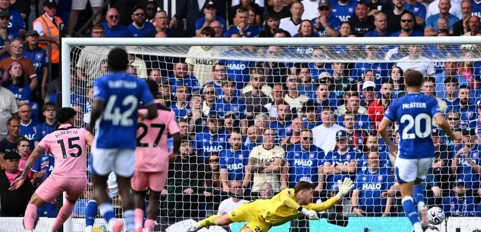 Portero lanzándose para detener un penalti en partido