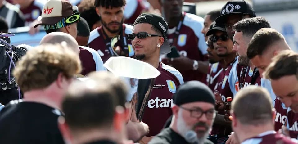 Jugadores de Aston Villa con trofeo en celebración