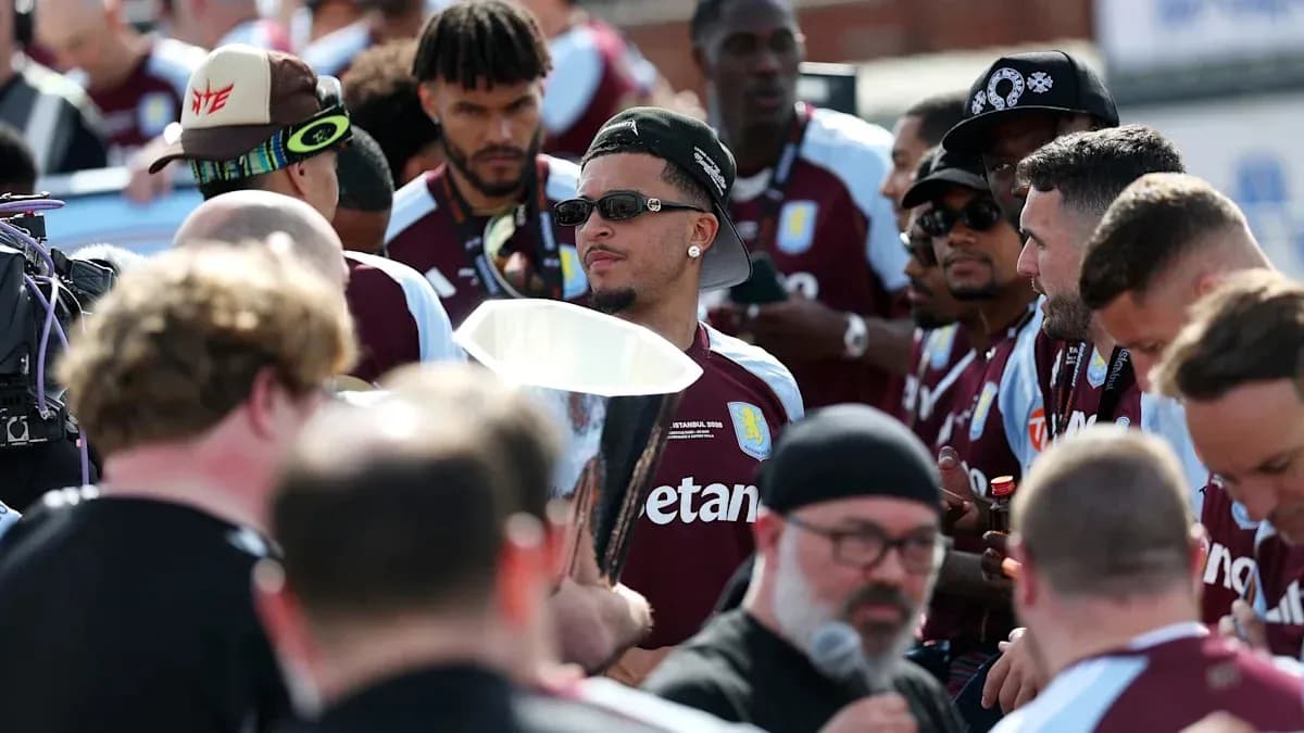 Jugadores de Aston Villa con trofeo en celebración