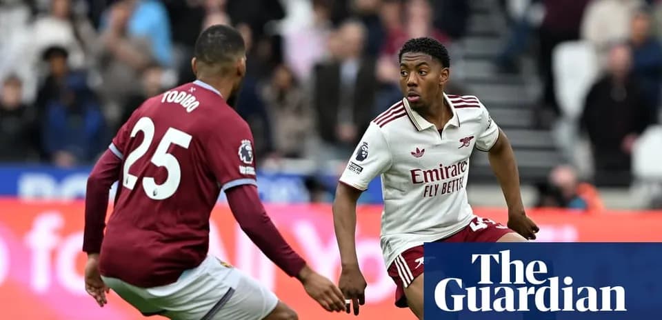 Jugador de Arsenal driblando frente a oponente de Aston Villa