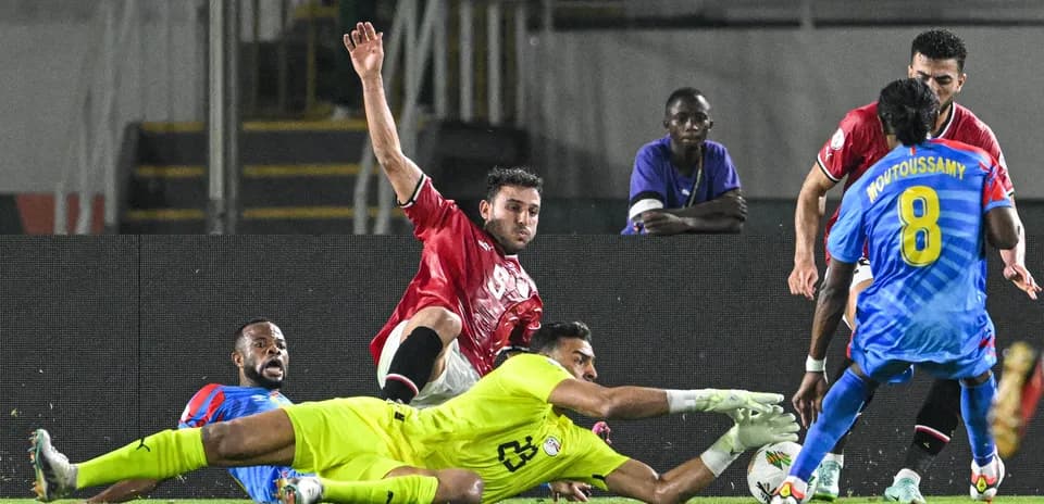 Jugadores compiten por el balón en el área