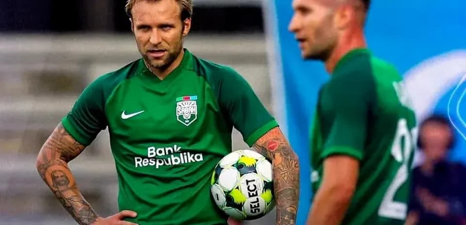 Jugadores de Sabah FA con balón en partido