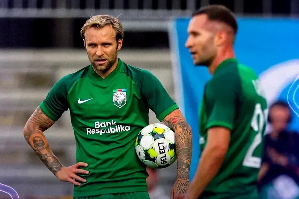 Jugadores de Sabah FA con balón en partido