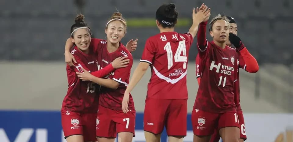 Jugadoras celebrando un gol durante el partido