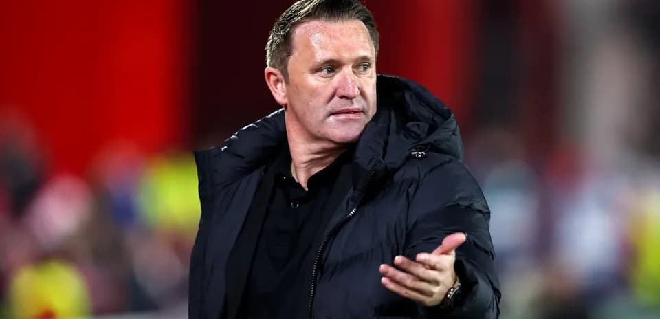 Entrenador gesticulando en la línea de banda