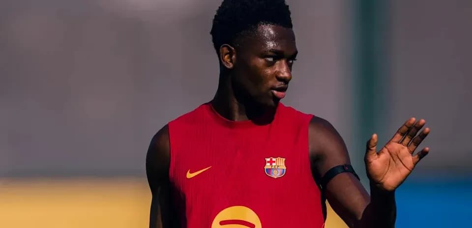 Jugador de Barcelona entrenando y saludando