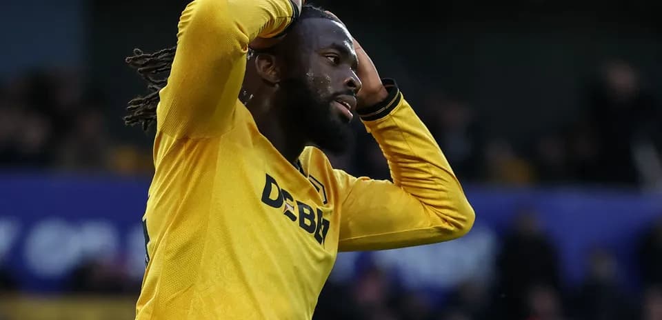 Jugador con camiseta amarilla lamentándose durante el partido
