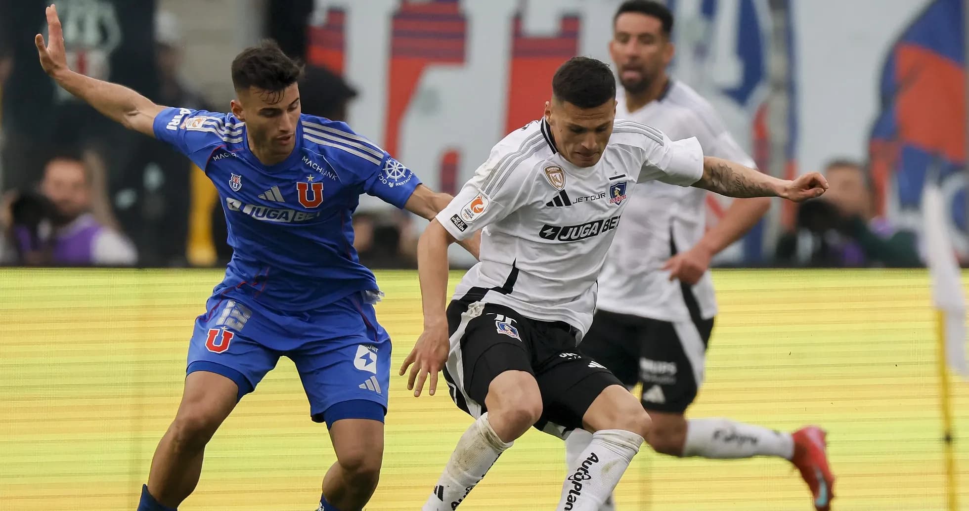 Jugadores de Universidad de Chile y Colo Colo en acción