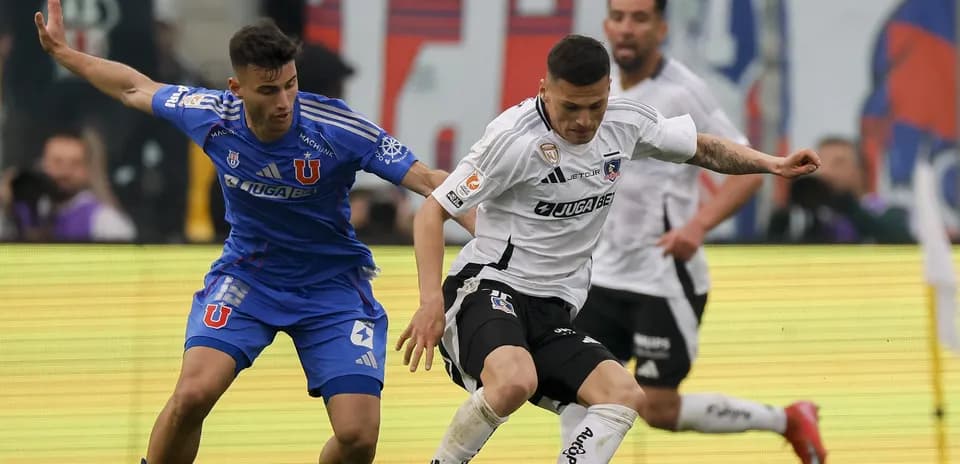 Jugadores de Universidad de Chile y Colo Colo en acción
