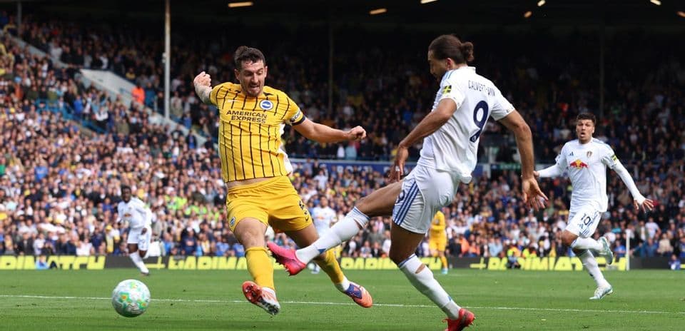 Jugador de Brighton desafiando a un jugador de Leeds
