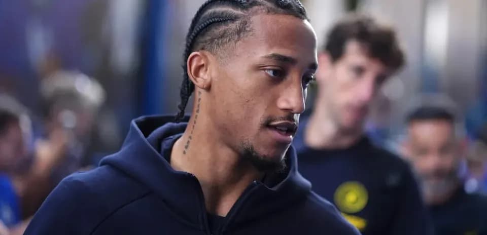 Jugador con trenzas en vestíbulo antes del partido