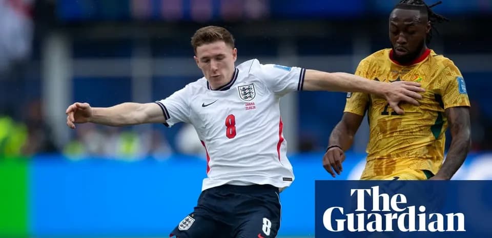 Jugador inglés disputando el balón con rival ghanés