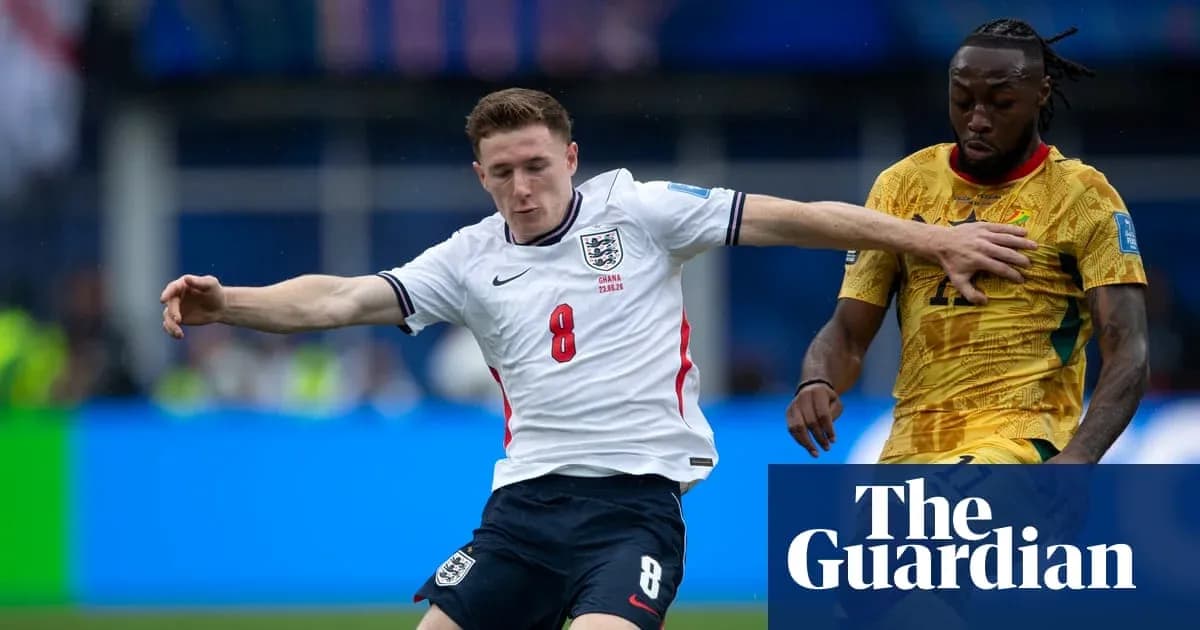 Jugador inglés disputando el balón con rival ghanés
